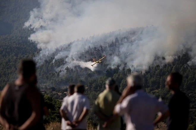 Φωτιά στα Βίλια: Εισήγηση για εκκένωση των οικισμών ΤΙΤΑΝ και Πανόραμα